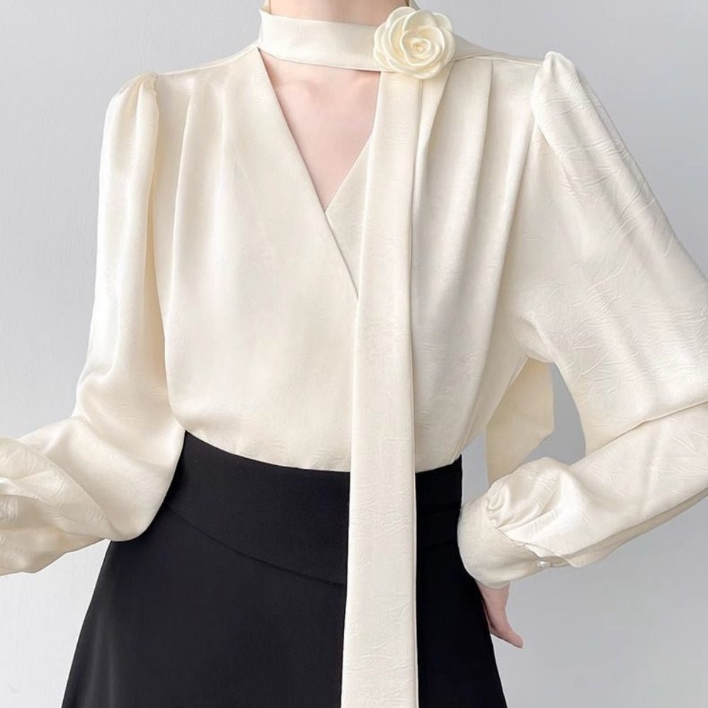 フラワーモチーフ付きVネックサテンブラウス｜オフィスカジュアル レディース 通販【ミレジェネ】