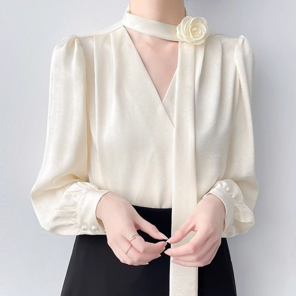 フラワーモチーフ付きVネックサテンブラウス｜オフィスカジュアル レディース 通販【ミレジェネ】