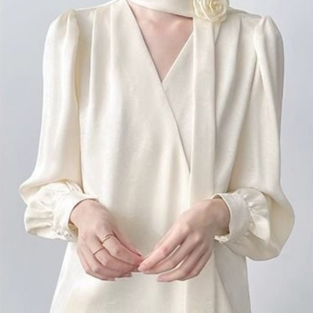 フラワーモチーフ付きVネックサテンブラウス｜オフィスカジュアル レディース 通販【ミレジェネ】