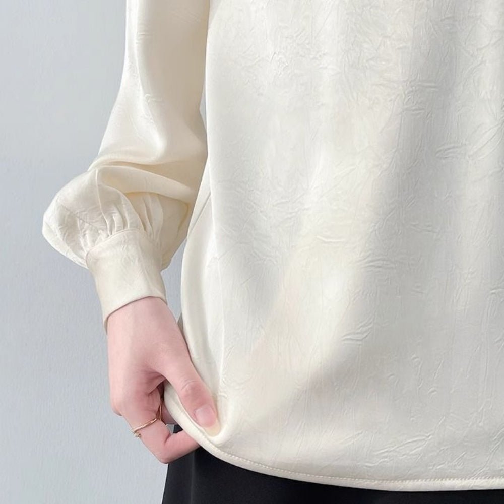 フラワーモチーフ付きVネックサテンブラウス｜オフィスカジュアル レディース 通販【ミレジェネ】