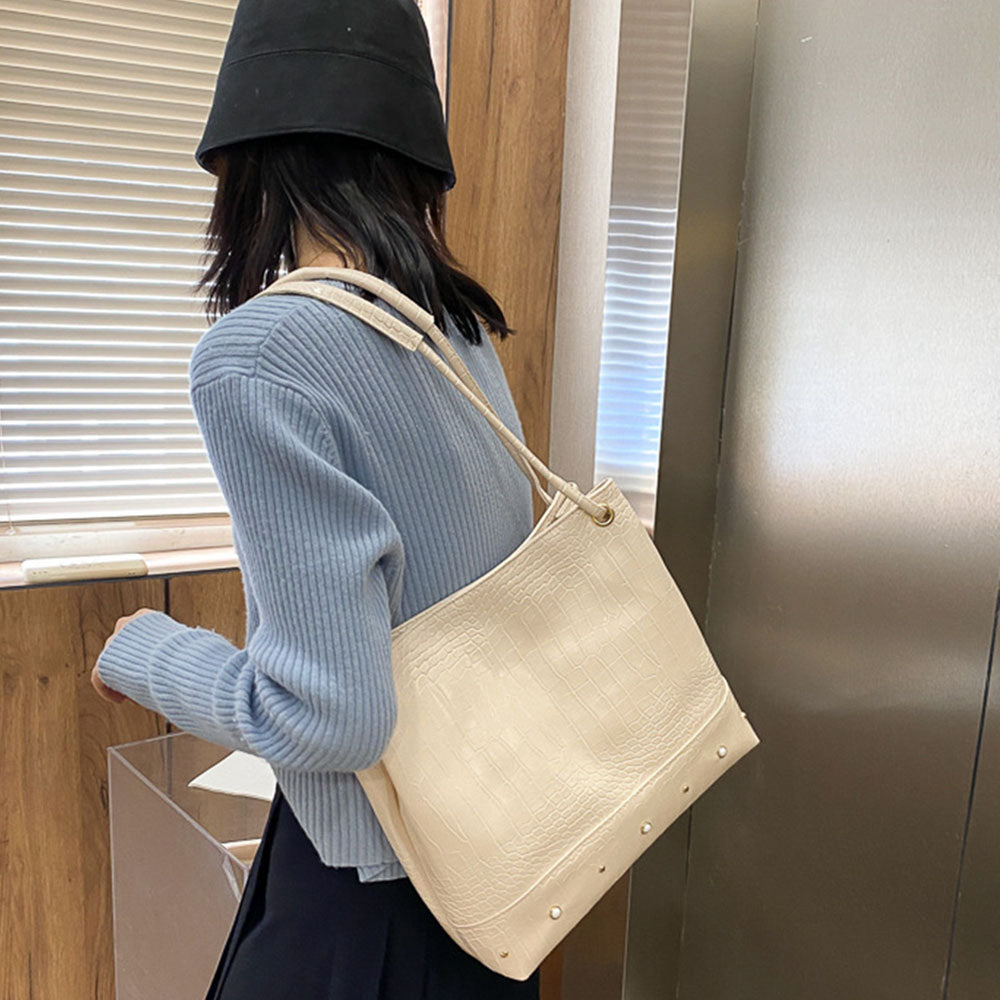 PUレザーパール付き大容量トートバッグ