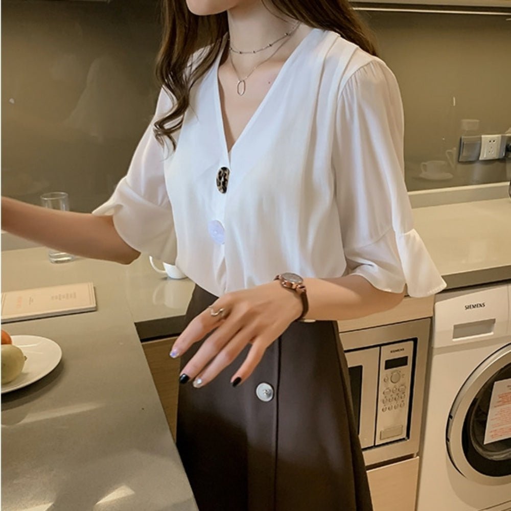 曲げ加工ボタンVネックフレアスリーブトップス - Millennial Generation