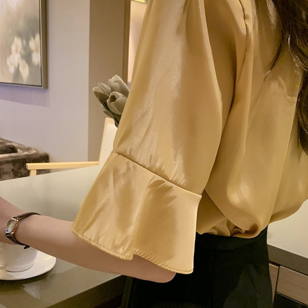 曲げ加工ボタンVネックフレアスリーブトップス - Millennial Generation