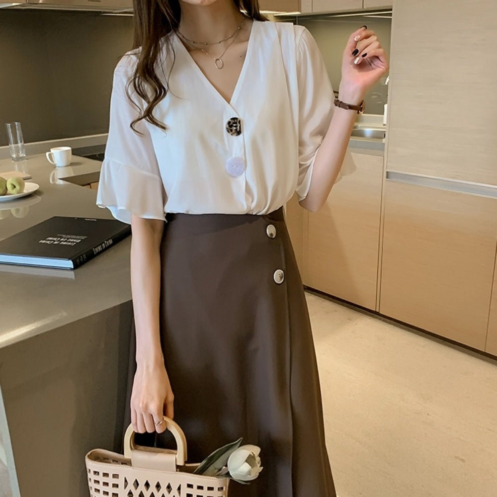 曲げ加工ボタンVネックフレアスリーブトップス - Millennial Generation