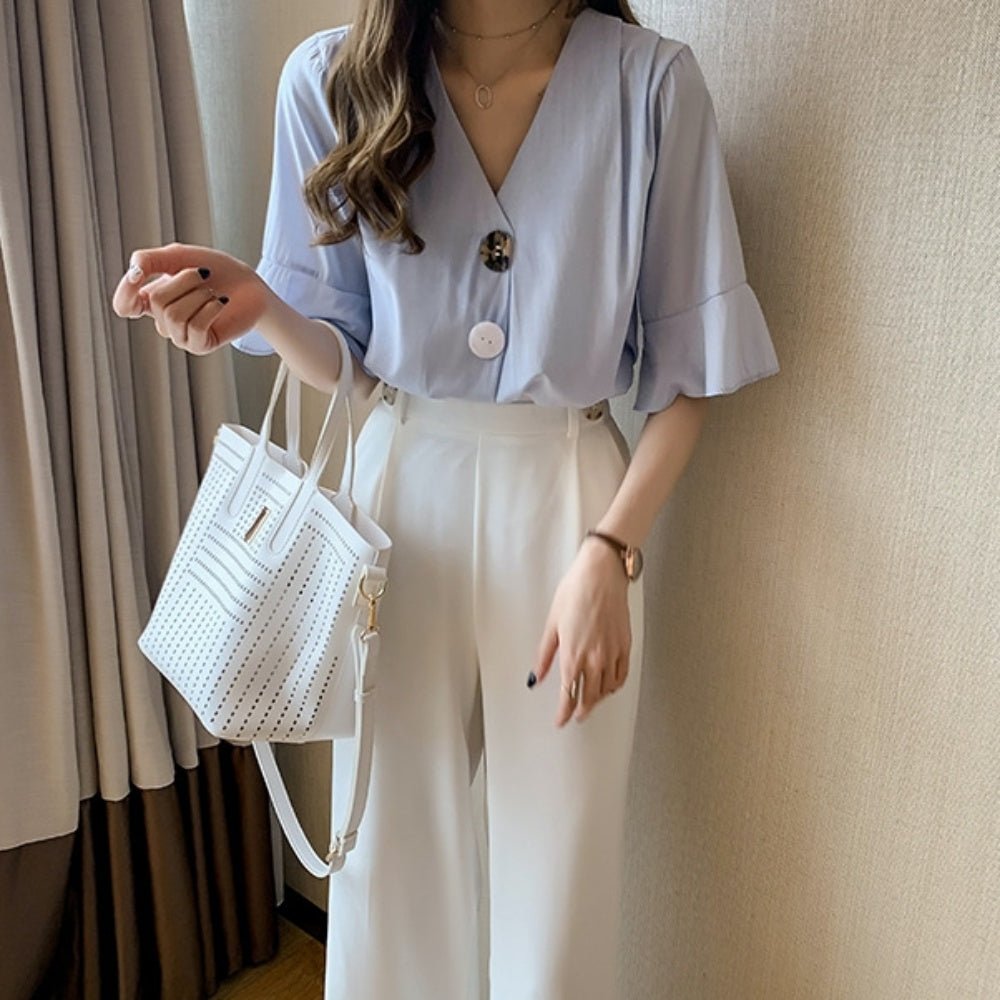 曲げ加工ボタンVネックフレアスリーブトップス - Millennial Generation