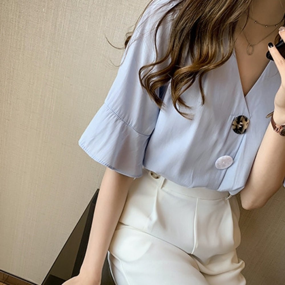 曲げ加工ボタンVネックフレアスリーブトップス - Millennial Generation