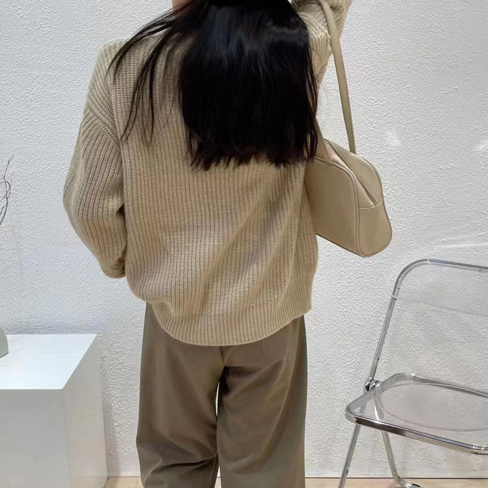 ボタンデザインVネックニット