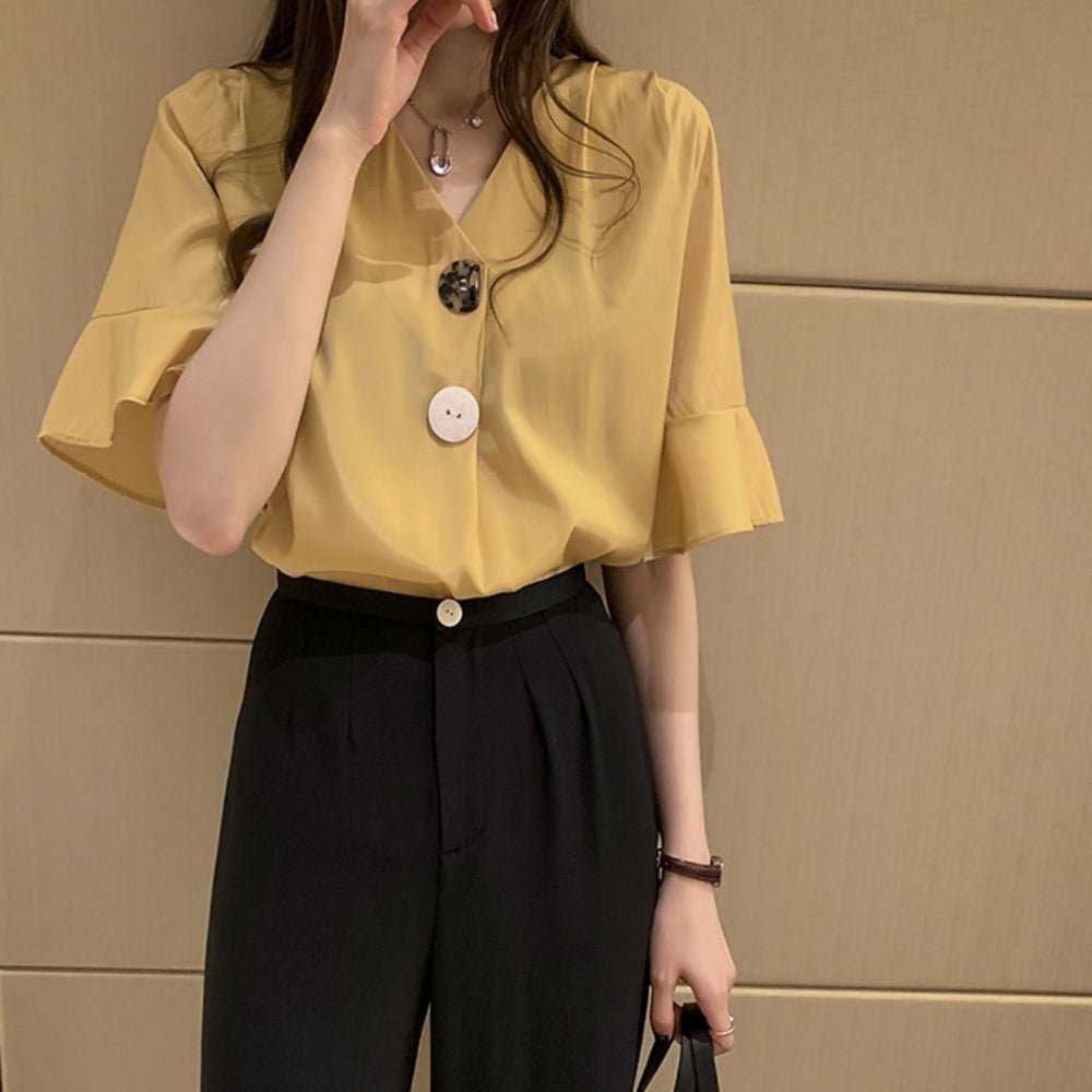 曲げ加工ボタンVネックフレアスリーブトップス - Millennial Generation