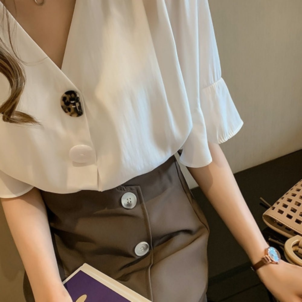 曲げ加工ボタンVネックフレアスリーブトップス - Millennial Generation