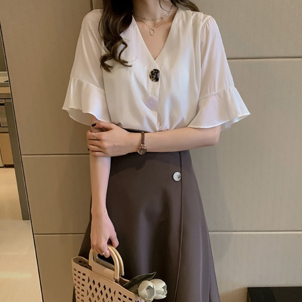 曲げ加工ボタンVネックフレアスリーブトップス - Millennial Generation